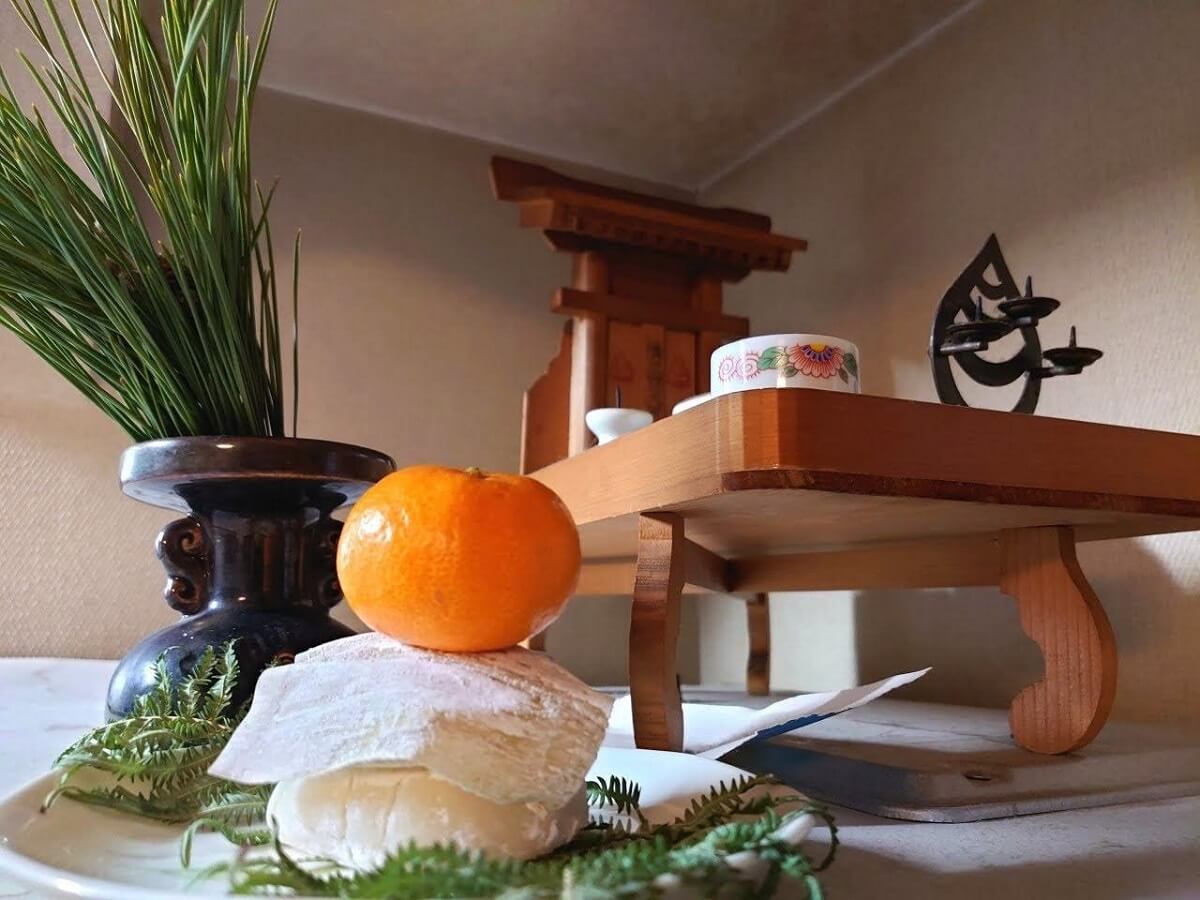 Japanese traditional decorations of New Year, Shimekazari and Kagamimochi