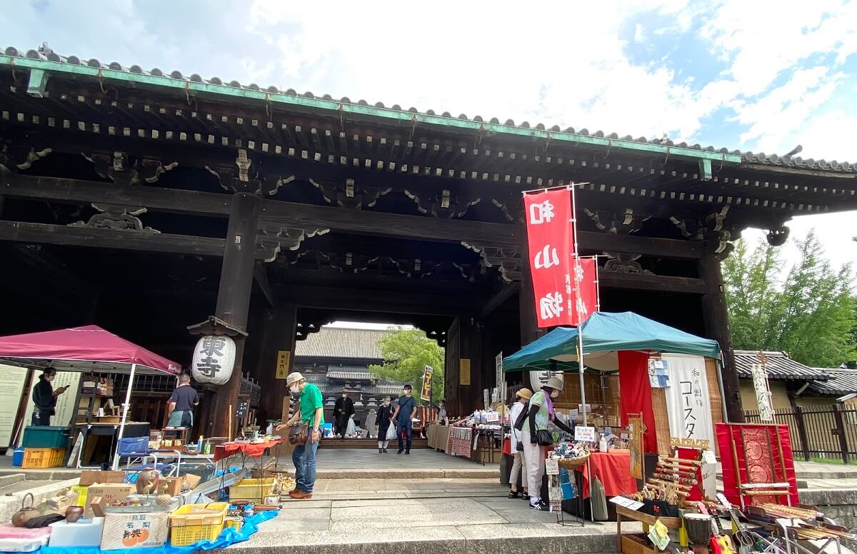 Treasure Hunting at Flea Markets in Kyoto!