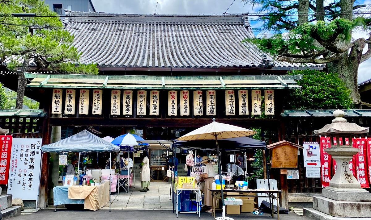 Treasure Hunting at Flea Markets in Kyoto!